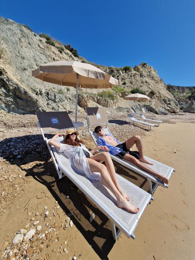 Tendu' Punta Bianca Glamping Camp ปัลมา ดิ มอนเตเคียโร ภายนอก รูปภาพ